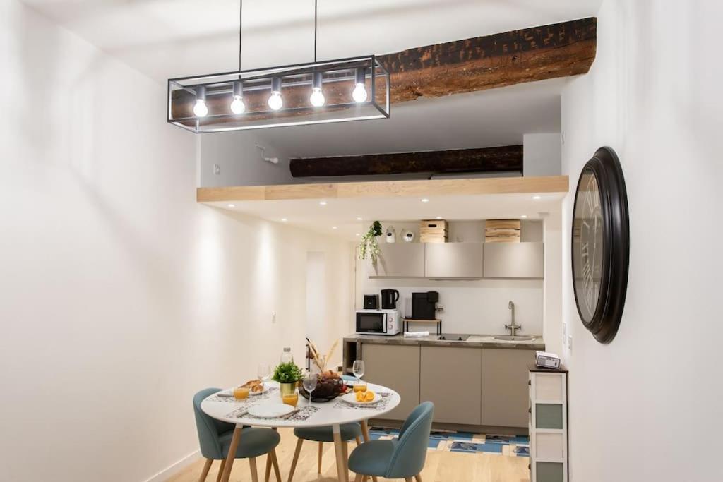 L10 Central Suite 2 Bedrooms Old Nice Wifi 3Mins Sea 외부 사진
